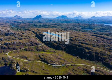 Luftaufnahme einer einspurigen Straße auf der North Coast 500 Touristenroute bei Clachtoll in Sutherland, Schottland Großbritannien Stockfoto