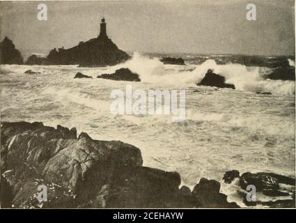 . Acht Auslandsreisen. SEIGNEURIE LANE, GUERNSEY gleichen Granitküste und Hügel über ihnen steigt mit Gras und Brombeersträucher bedeckt. Ich hoffe, Tante Laura ist alles rightnow. Liebe an alle, Cliff. 197 ACHT AUSLANDSREISEN St. Heliers, Isle of Jersey, 14. Juli 1892 sehr geehrter Frank, Wir verließen Shanklin, Isle of Wight, in einem Bus mit unserem Gepäck hinter uns, Montagmorgen und hatten die exquisiteste Fahrt, wobei unser Mittagessen in Black Gang Chine und durch Bonchurch und Ventnor, und dann Carisbrook, wo es isa prächtige alte Burg, eines der schönsten Exemplare in exist-. CORBIERE LIGHTHOUSE, JERSEY Stockfoto