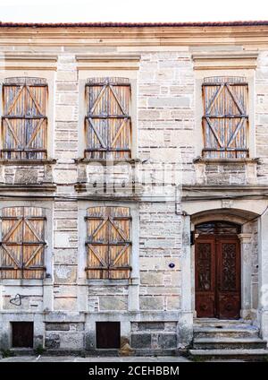 Blick auf das alte verlassene Steinhaus. Stockfoto