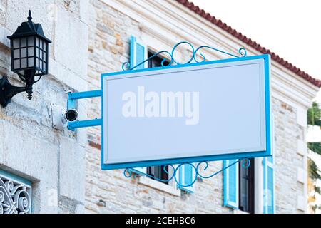 Blaue Geschäft Schild mockup mit Stein Wand glänzend Tag. Stockfoto