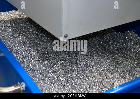 Stahl Schrott Recycling. Abstrakt, Hintergrund und die Textur von Metallspäne. Aluminium chip Abfall nach der Bearbeitung von Metallteilen an einer CNC-Drehmaschine Stockfoto