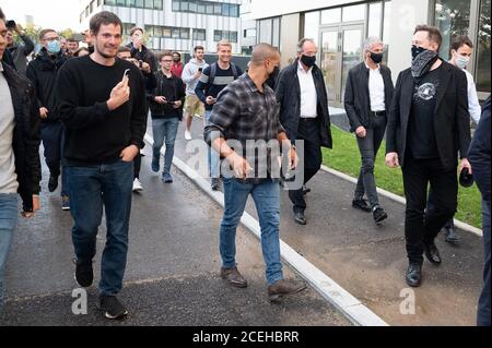 01. September 2020, Baden-Württemberg, Tübingen: Der Technologieunternehmer Elon Musk (r) geht bei seinem Besuch beim Biotech-Unternehmen CureVac von einem Gebäude zum nächsten. Foto: Sebastian Gollnow/dpa Stockfoto