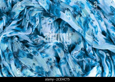 Blume gemustert zerknittert Stoff Textur Hintergrund. Foulard aus Modal und Kaschmir mit einem modischen Blumendruck Stockfoto