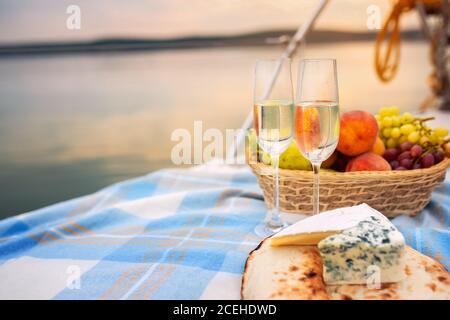 Picknick auf einer Yacht bei Sonnenuntergang Stockfoto