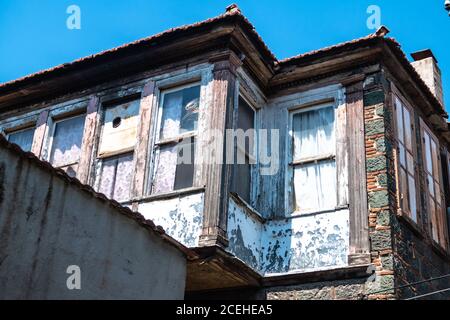 Rustikale Türen, Balkon und Glas mit Aussaat. Stockfoto