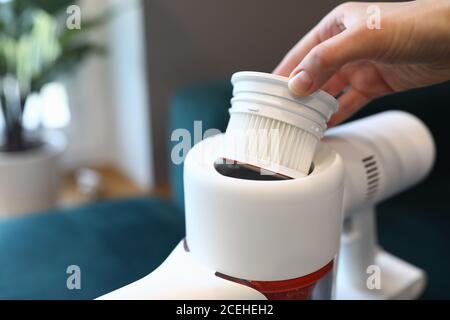 Weibliche Hand ziehen weißen Filter aus weißen Staubsauger Nahaufnahme. Stockfoto