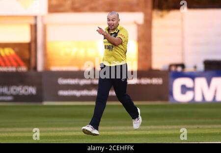 Der Birmingham Bears' Jake Lintott feiert, dass er das Wicket von Ricardo Vasconcelos von Steelbacks während des Vitality T20 Blast-Matches auf dem County Ground in Northampton ergattern kann. Stockfoto