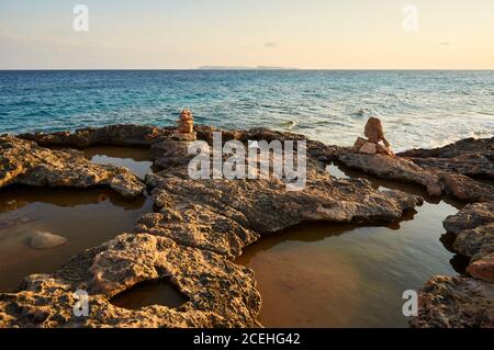 Sonnenuntergang am Cap de Ses Salines Küste mit Cabrera Archipel in der Ferne (Santanyí, Mallorca, Balearen, Mittelmeer, Spanien) Stockfoto