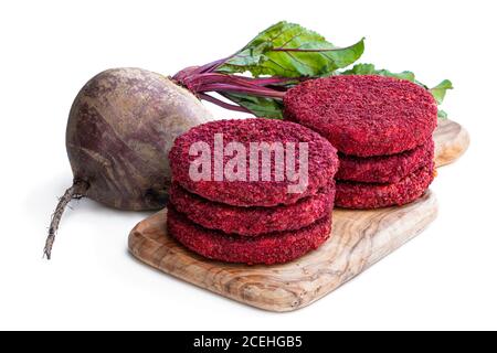 Vegane Rote Beete Burger auf Holzbrett isoliert auf weiß Stockfoto