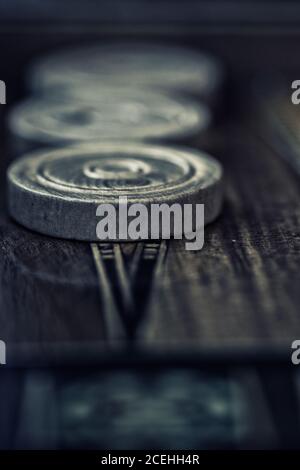 Nahaufnahme von Backgammon-Stücken Stockfoto