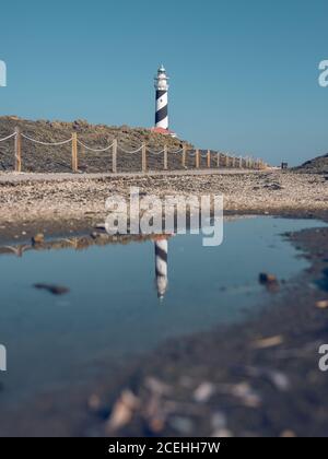 Asphaltstraße zum Leuchtturm Stockfoto