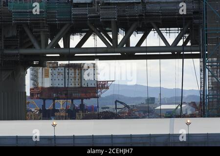 Betrachtet durch die Beine der Equinor Njord-Plattform 6407/10 in Stord Port / Kvaerner Yard, Stilllegung und Demontage von Block-2/8; Valhalla-A; OP- Stockfoto