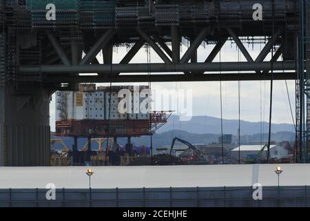 Betrachtet durch die Beine der Equinor Njord-Plattform 6407/10 in Stord Port / Kvaerner Yard, Stilllegung und Demontage von Block-2/8; Valhalla-A; OP- Stockfoto