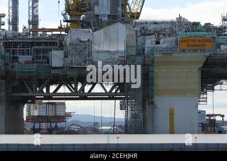 Betrachtet durch die Beine der Equinor Njord-Plattform 6407/10 in Stord Port / Kvaerner Yard, Stilllegung und Demontage von Block-2/8; Valhalla-A; OP- Stockfoto