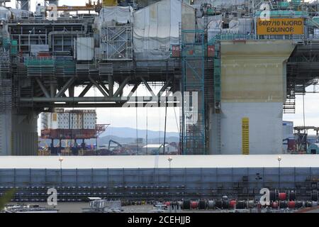 Betrachtet durch die Beine der Equinor Njord-Plattform 6407/10 in Stord Port / Kvaerner Yard, Stilllegung und Demontage von Block-2/8; Valhalla-A; OP- Stockfoto