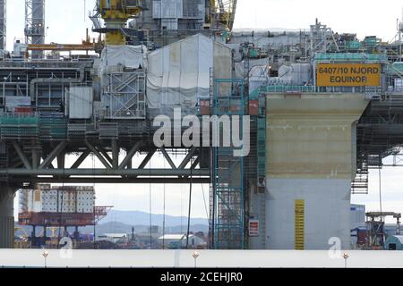 Betrachtet durch die Beine der Equinor Njord-Plattform 6407/10 in Stord Port / Kvaerner Yard, Stilllegung und Demontage von Block-2/8; Valhalla-A; OP- Stockfoto