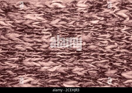 Nahaufnahme auf stricken Wollpelz Textur. Rosig braun melange flauschig gewebten Faden Pullover oder Schal als Hintergrund. Stockfoto
