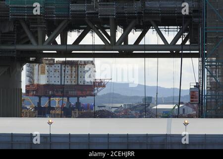 Betrachtet durch die Beine der Equinor Njord-Plattform 6407/10 in Stord Port / Kvaerner Yard, Stilllegung und Demontage von Block-2/8; Valhalla-A; OP- Stockfoto