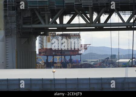 Betrachtet durch die Beine der Equinor Njord-Plattform 6407/10 in Stord Port / Kvaerner Yard, Stilllegung und Demontage von Block-2/8; Valhalla-A; OP- Stockfoto