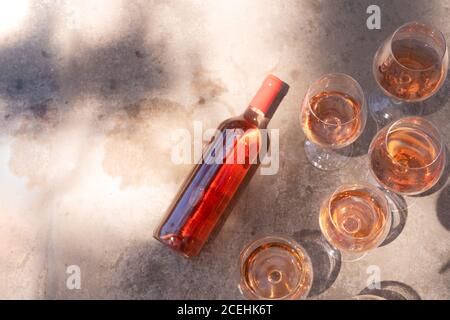 Wein in Gläsern Stockfoto