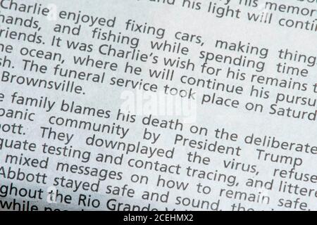 Die jüngsten Nachrufe in der Austin American-Statesman Zeitung zeigen COVID-19 und die Pandemie als primäre Todesursache für ihre Lieben. Am 1. September 2020 gab es in Texas 12,779 von 633,000 landesweit in Texas verendeten Fällen. Stockfoto
