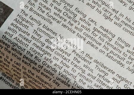 Die jüngsten Nachrufe in der Austin American-Statesman Zeitung zeigen COVID-19 und die Pandemie als primäre Todesursache für ihre Lieben. Am 1. September 2020 gab es in Texas 12,779 von 633,000 landesweit in Texas verendeten Fällen. Stockfoto