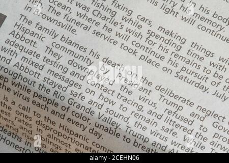 Die jüngsten Nachrufe in der Austin American-Statesman Zeitung zeigen COVID-19 und die Pandemie als primäre Todesursache für ihre Lieben. Am 1. September 2020 gab es in Texas 12,779 von 633,000 landesweit in Texas verendeten Fällen. Stockfoto