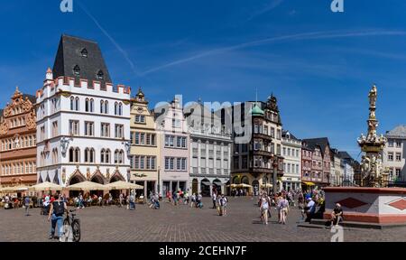 Trier, RP - 29. Juli 2020: Panoramablick auf den Hauptmarkt in der historischen Altstadt von Trier an der Mosel Stockfoto