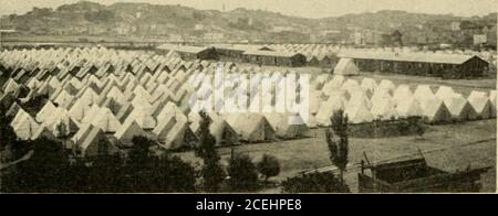 . Eine Geschichte des Erdbebens und Feuers in San Francisco; ein Bericht über die Katastrophe vom 18. April 1906 und ihre unmittelbaren Folgen. Fotos von Knight, Estcy, Hccht Permanent Camps for Refugees 164 DAS HILFSWERK als Dr. Devine ankam, fand er eine perfekte Organisation und musste nur mit dem Hilfskomitee zusammenarbeiten. Nie zuvor hatte eine Stadt niedergeschlagen von Unheil unternommen, um ihre eigenen Hilfsarbeiten zu lenken. So macht sich San Francisco einzigartig. Die Versorgung der Flüchtlinge in den Kampen war zunächst von den Soldaten übernommen worden. Am 22. April Major-General A. W. Greeley, Kommando-ing der Pacif Stockfoto