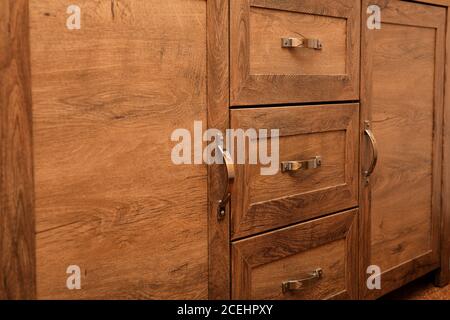 Detail der dekorierten Möbel Schubladen. Alte Schublade - Dämpfer. Nahaufnahme Detail von hoher Qualität Eiche Holz Schränke mit Bronze Schrank Hardware Schublade ziehen Stockfoto