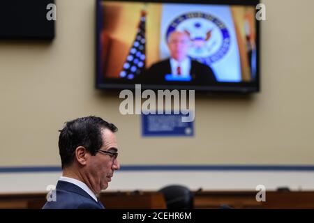 Washington, DC. September 2020. US-Finanzminister Steven T. Mnuchin hört US-Repräsentant Bill Foster (Demokrat von Illinois) per Video, während er am 1. September 2020 vor dem House Select Unterausschuss über die Coronavirus-Krise auf dem Capitol Hill in Washington, DC, bezeugt.Quelle: Nicholas Kamm/Pool via CNP Quelle: dpa/Alamy Live News Stockfoto