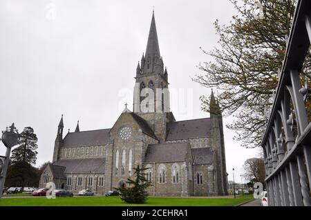 St. Mary's Catholic Cathedral, Killarney, Grafschaft Kerry, zeigt den frontalen Aspekt. Entworfen vom englischen Architekten Augustus Welby Pugin, Konstruktion Be Stockfoto