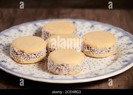 Köstliche argentinische Cookies alfajores mit Sahne dulce de leche close-up isoliert. Weiße Vanille-Makronen auf weißem Hintergrund. Französisch zarte Dess Stockfoto