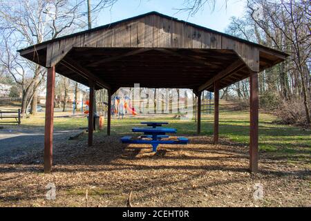 Ein großer hölzerner Pavillon in einem Park in den Vororten Mit Picknicktischen Darunter Stockfoto