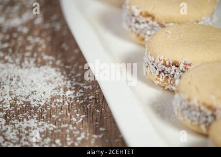 Köstliche argentinische Cookies alfajores mit Sahne dulce de leche close-up isoliert. Weiße Vanille-Makronen auf weißem Hintergrund. Französisch zarte Dess Stockfoto