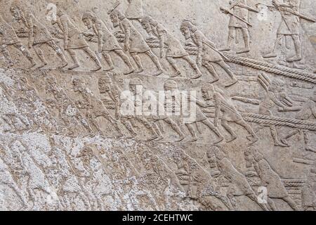 Alte assyrische Steinschnitzerei mit Schrift, BRITISH MUSEUM, London, UK. Wahlkampf im Südirak, Assyrisch, etwa 640-620 v. Chr. von Ninive Stockfoto