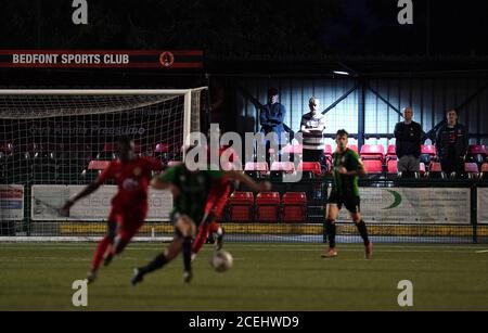 Fans beobachten das Geschehen während des FA Cup Qualifying-Spiels im Bedfont Sports Club, Bedfont. Stockfoto