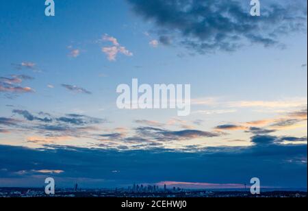 01. September 2020, Hessen, Frankfurt/Main: Ein dichtes Wolkenband zieht kurz nach Sonnenuntergang über der Skyline von Frankfurt am Main (Luftaufnahme mit Drohne). Foto: Boris Roessler/dpa Stockfoto