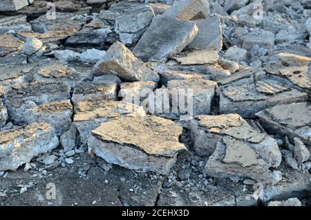 Recycling und Wiederverwendung zerkleinerten Betonschutt, Asphalt, Baumaterial, Blöcke. Stockfoto