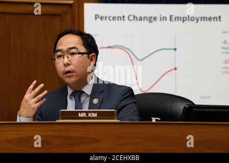 Washington, Usa. September 2020. US-Repräsentant Andy Kim fragt Finanzminister Steven Mnuchin, als er am 1. September 2020 vor dem House Select Unterausschuss über die Coronavirus-Krise auf dem Capitol Hill in Washington, DC, bezeugt. Pool Foto von Nicholas Kamm/UPI Kredit: UPI/Alamy Live News Stockfoto