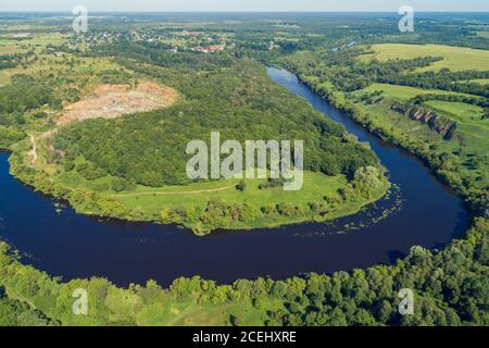 Landschaft eines gewundenen Flusses (gewundenen Fluss) an einem sonnigen Tag. Blick von oben. Wunderschöne Natur Stockfoto