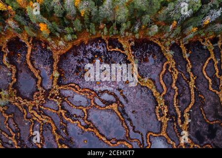 Eine Luftaufnahme von einzigartigen Aapa-Muren in Nordfinnland während des Herbstlaubes. Stockfoto