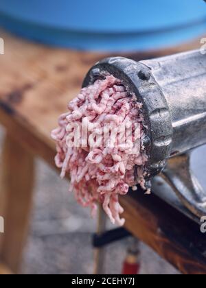 Nahaufnahme Metallzerkleinermaschine mit frischem Hackfleisch stehen auf Tabelle Stockfoto