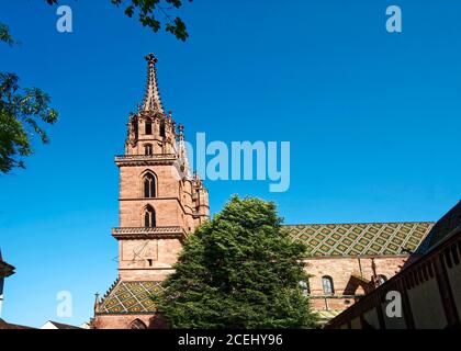 Basler Münster; roter Sandsteinturm; kunstvoller Kirchturm; buntes Ziegeldach; mittelalterliche Kathedrale; alt; evangelische Kirche; religiöses Gebäude; spätes Romanesqu Stockfoto