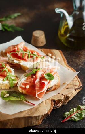 Traditioneller parma-Schinken Antipasto. Bruschetta Set mit Parmaschinken und Parmesankäse. Kleine Sandwiches mit Prosciutto, Parmesankäse, frischem aru Stockfoto