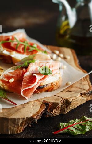 Traditioneller parma-Schinken Antipasto. Bruschetta Set mit Parmaschinken und Parmesankäse. Kleine Sandwiches mit Prosciutto, Parmesankäse, frischem aru Stockfoto