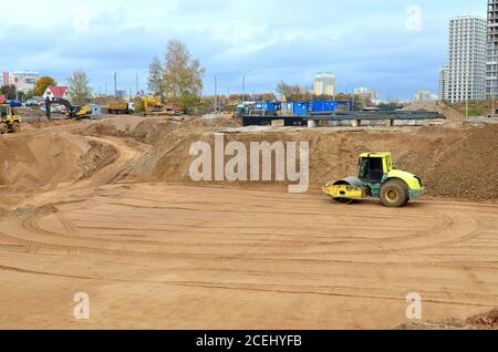 Vibrations Einzylinder Straßenwalze Nivellierung der Boden für das Konstrukt der Stiftung für Wohnungsbau, Büro, Einkaufszentrum. Boden Stockfoto