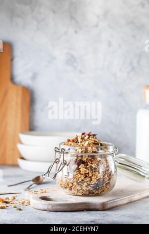Bio hausgemachtes Müsli mit Hafer, Nüssen und getrockneten Beeren. Müsli in einem Glas. Gesundes veganes Frühstück oder Snack. Platz für Text kopieren. Prope Stockfoto