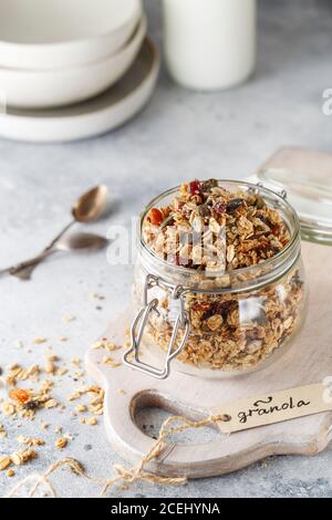 Bio hausgemachtes Müsli mit Hafer, Nüssen und getrockneten Beeren. Müsli in einem Glas. Gesundes veganes Frühstück oder Snack. Platz für Text kopieren. Prope Stockfoto