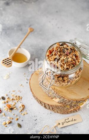 Bio hausgemachtes Müsli mit Hafer, Nüssen und getrockneten Beeren. Müsli in einem Glas. Gesundes veganes Frühstück oder Snack. Platz für Text kopieren. Prope Stockfoto